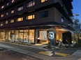 フレンチビストロの店舗運営スタッフ◆オープニング／月給30万円～／店長採用あり／月8～9日休2