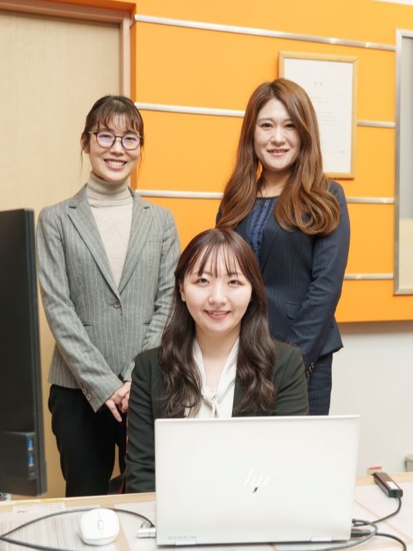 保険ショップのお客様サポートスタッフ◆転居伴う転勤ナシ／残業ほぼ無し／2年目以上の平均年収652万円イメージ1
