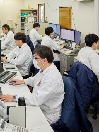 開発補助スタッフ（未経験歓迎）◆残業月10h以下／年休125日／正社員登用あり／賞与年2回イメージ1