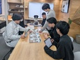 内装ディレクター◆未経験歓迎／完全週休2日制／私服勤務可／設計・営業にも挑戦／人気ブランドの案件多数2