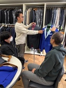 スーツの商品管理（営業本部の業務全般）◆未経験歓迎／年休123日／残業月5時間程度／賞与3～4ヶ月分1