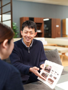 家具の販売スタッフ（未経験歓迎）◆残業月20h以下／住宅・家族手当あり／定着率9割以上／賞与年2回1