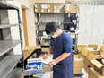 倉庫作業スタッフ（未経験歓迎）◆土日祝休み／9連休実績あり／半日はデスクワークで立ち仕事の負担少なめ3