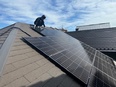 太陽光パネル設置の施工スタッフ◆月給35万円～+賞与2回／社宅・インセンあり／髪色・髪型・服装自由2