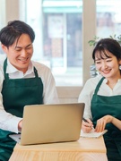 店舗の事務スタッフ（未経験歓迎）◆30年連続成長中の安定企業！／完休2日／賞与年2回／17時半退社！1