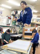 制作スタッフ◆空港・駅・百貨店・商業施設等の様々な広告／未経験者歓迎！／年間休日126日1
