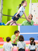 体操教室の先生◆子どもたちの「できた！」を支える／未経験からプロの指導者へ／年間休日120日1