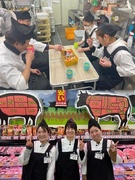 精肉加工スタッフ◆未経験歓迎／前給考慮／月給27.5万円以上／豪華家族旅行プレゼント／完全週休2日制1