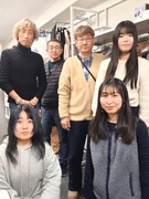 アパレルメーカーの企画営業◆年休125日／残業月20h以内／既存顧客中心／髪色自由／月給35万円～1