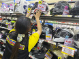 車・バイク用品の店舗運営スタッフ◆定着率9割以上／8割が未経験入社／完全週休2日制／残業月20h以下2
