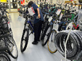 自転車の買取販売スタッフ（未経験歓迎）◆定着率90％以上／完休2日制／店長になれば月給35万円以上！3