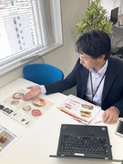 法人営業◆お弁当やお惣菜の食品容器をご提案／未経験歓迎／年休125日／フレックス／残業月平均10h1