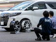 タイヤ・ホイール専門店の接客スタッフ◆未経験歓迎／上場グループ／残業月10h／賞与年3回／転勤なし3