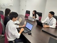 ITエンジニア◆年休127日／副業&リモートOK／残業月平均10h／入社半年での昇給も／自社内開発も2