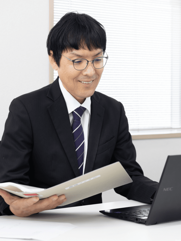 不動産事務◆月給 35万円～50万円／残業月平均5h／完休2日制／年休120日／服装・髪・ネイル自由イメージ1