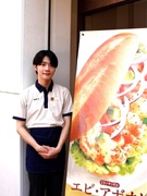 カフェの店舗運営スタッフ（未経験歓迎）◆フレックスタイム制／安心の研修体制アリ／昨年度賞与4ヶ月1