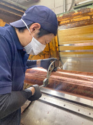 シリンダーの加工スタッフ（印刷に使う版の加工・研磨）◆有名アイスやお菓子の包装に関わる／基本土日祝休1