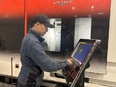 オーダーメイド機器の製造スタッフ◆経験者は前給考慮／賞与平均5.5ヶ月／土日休／昼食補助／冷暖房完備3