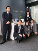保険企画営業◆残業月10時間以内／既存顧客への営業中心に事業拡大／設立90年の老舗企業1