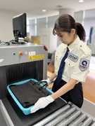 半導体工場の手荷物検査スタッフ◆書類選考なし／年間休日120日以上／希望休制度あり／賞与・退職金あり1