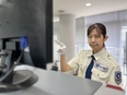 半導体工場の手荷物検査スタッフ◆書類選考なし／年間休日120日以上／希望休制度あり／賞与・退職金あり3