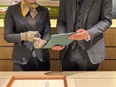 高級腕時計の接客スタッフ（未経験歓迎）◆残業月5h以内／オーダースーツ貸与／河原町駅徒歩1分！3