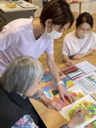 介護スタッフ◆残業月10h程／有休取得率100％／賞与実績3.1ヶ月分／社員寮あり／マイカー通勤OK1
