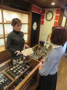 和小物の販売スタッフ（未経験歓迎）◆創業160年以上／京都祇園で和文化を深く学べる／定着率90％以上1
