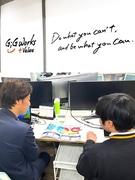 事務（取引先と派遣登録スタッフを繋ぐ）◆年休125日／服装・髪型・髪色・ピアス自由／副業可1