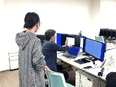事務（取引先と派遣登録スタッフを繋ぐ）◆年休125日／服装・髪型・髪色・ピアス自由／副業可2