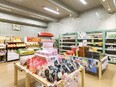 店舗運営スタッフ（店長候補）◆店舗運営と本社業務を担当／月給28万円～／賞与年2回／5連休取得可2