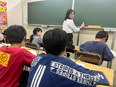 塾講師（小中学生担当）◆未経験歓迎／13時出社で朝は自由／残業なし／年休120日以上／駅チカ勤務2