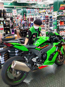 バイク用品の販売スタッフ（未経験歓迎）◆月給25万円以上可／7連休取得OK／店舗数国内トップクラス1
