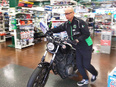 バイク用品の販売スタッフ（未経験歓迎）◆月給25万円以上可／7連休取得OK／店舗数国内トップクラス3
