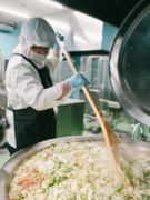 調理スタッフ（未経験歓迎）◆月給25万円～／残業少なめ／景気に左右されにくい給食事業／面接1回1