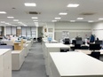 社内SE（社内システムの運用・保守メイン）◆残業月5h以内／基本土日祝休み／年休125日／賞与年2回3