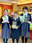 抹茶専門店の接客スタッフ（未経験歓迎）◆3連休あり＆日勤のみ／有休消化率8割超／皆勤手当や家族手当有1