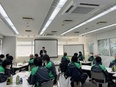 事務（トラックの配車管理）◆未経験歓迎／東証プライム上場G／家賃補助／車通勤可／健康経営優良法人認定2