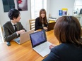ブランディング会社のデザイナー◆クリエイティブディレクター候補／直請9割／フレックス／リモート可2
