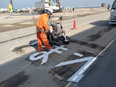 道路の塗装スタッフ◆未経験歓迎／白線や「止まれ」の線を描く／月給30万円～／5連休有／賞与年2回2