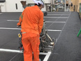 道路の塗装スタッフ◆未経験歓迎／白線や「止まれ」の線を描く／月給30万円～／5連休有／賞与年2回3