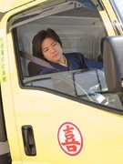 トラックドライバー（未経験歓迎）◆月給30万円／月残業15時間以下／年間休日128日／各種手当充実1
