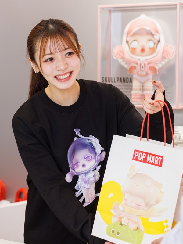 販売スタッフ(店長候補)◆フィギュアや雑貨を販売/残業月5h~10程度/年休126日/髪型・髪色自由イメージ1