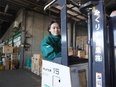 倉庫内作業スタッフ◆未経験歓迎／月給32万円～／完休2日／固定時間制／資格取得支援あり2
