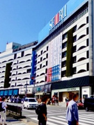屋外広告の製作ディレクター◆未経験歓迎／大手商業施設・百貨店と取引／創業107年の老舗／年休123日1