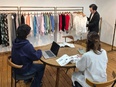 アパレルの卸営業◆売れ筋商品中心に提案／年休125日／土日祝休／服装・髪型・ネイル自由／駅近オフィス2