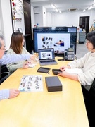 デザイナー（実務経験不要）◆創業97年／看板など店舗用品のカタログ制作／残業なし／定着率90%以上1