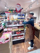 店舗運営スタッフ◆未経験歓迎／働く時間の調整可／賞与年2回／家族手当・住宅手当有／創業70年以上1