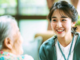 介護スタッフ（未経験歓迎）◆月収50万円も可／残業ほぼなし／服装・髪色自由／最短3ヶ月で昇格可能2