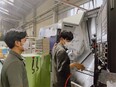 機械オペレーター（未経験歓迎）◆μm単位の職人技を習得／社員食堂あり／家族手当あり／定着率高め2